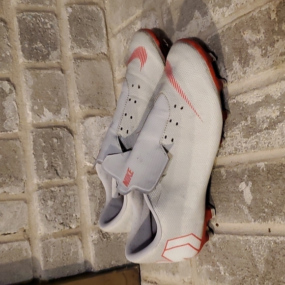 Nike Cleats size 6.5 no shoe strings - Picture 1 of 9